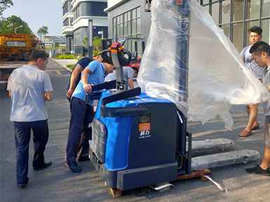 科力電動堆高車進(jìn)行裝卸、堆高、堆垛和短距離運(yùn)輸作業(yè)